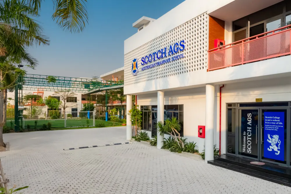 West Saigon Campus – lối vào