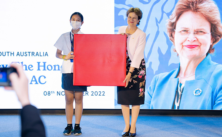 Học sinh trao quà cho bà Frances Adamson - Thống đốc bang Nam Úc