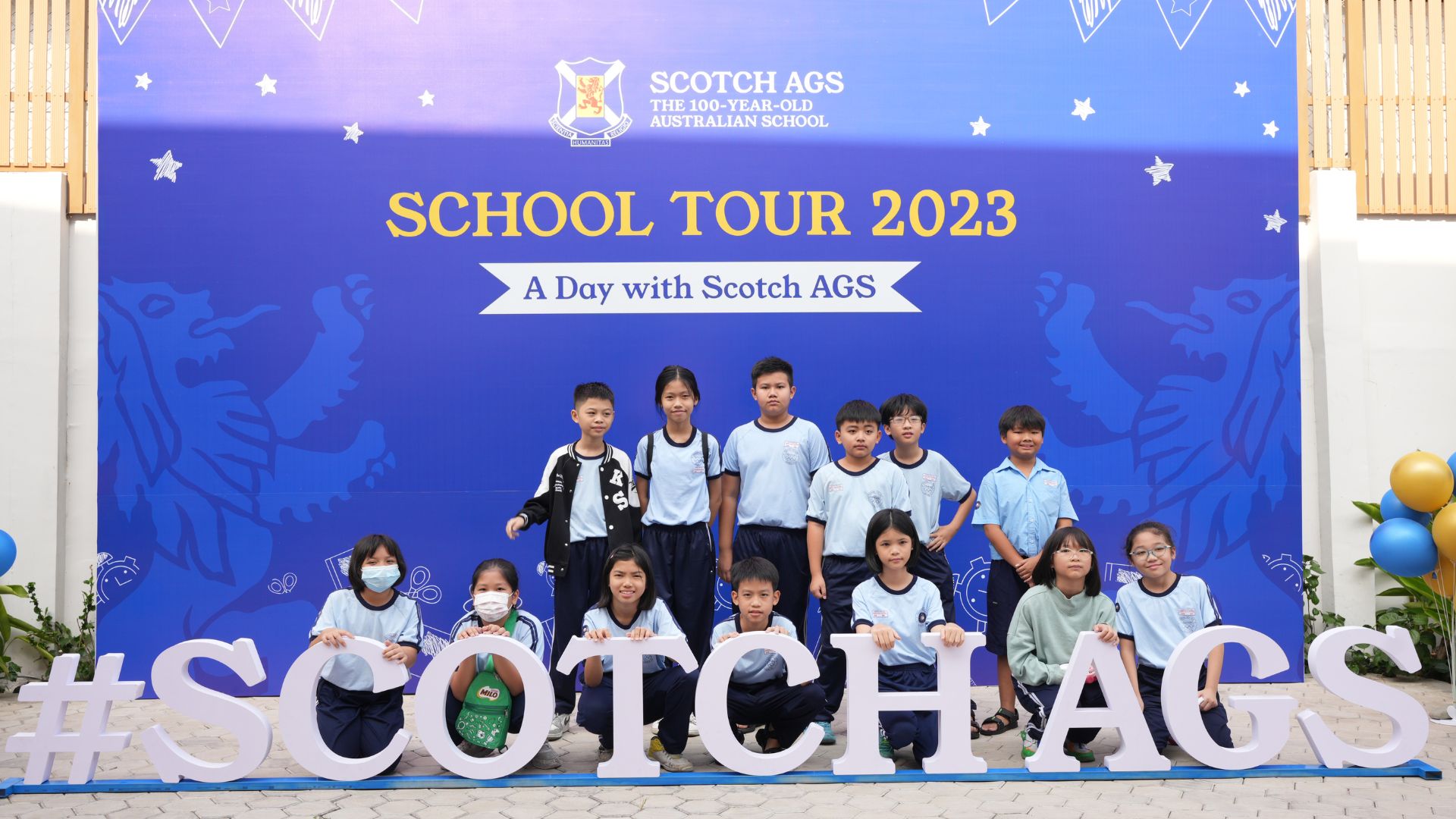 Học sinh trường Thiên Hộ Dương chụp hình lưu niệm tại Scotch AGS