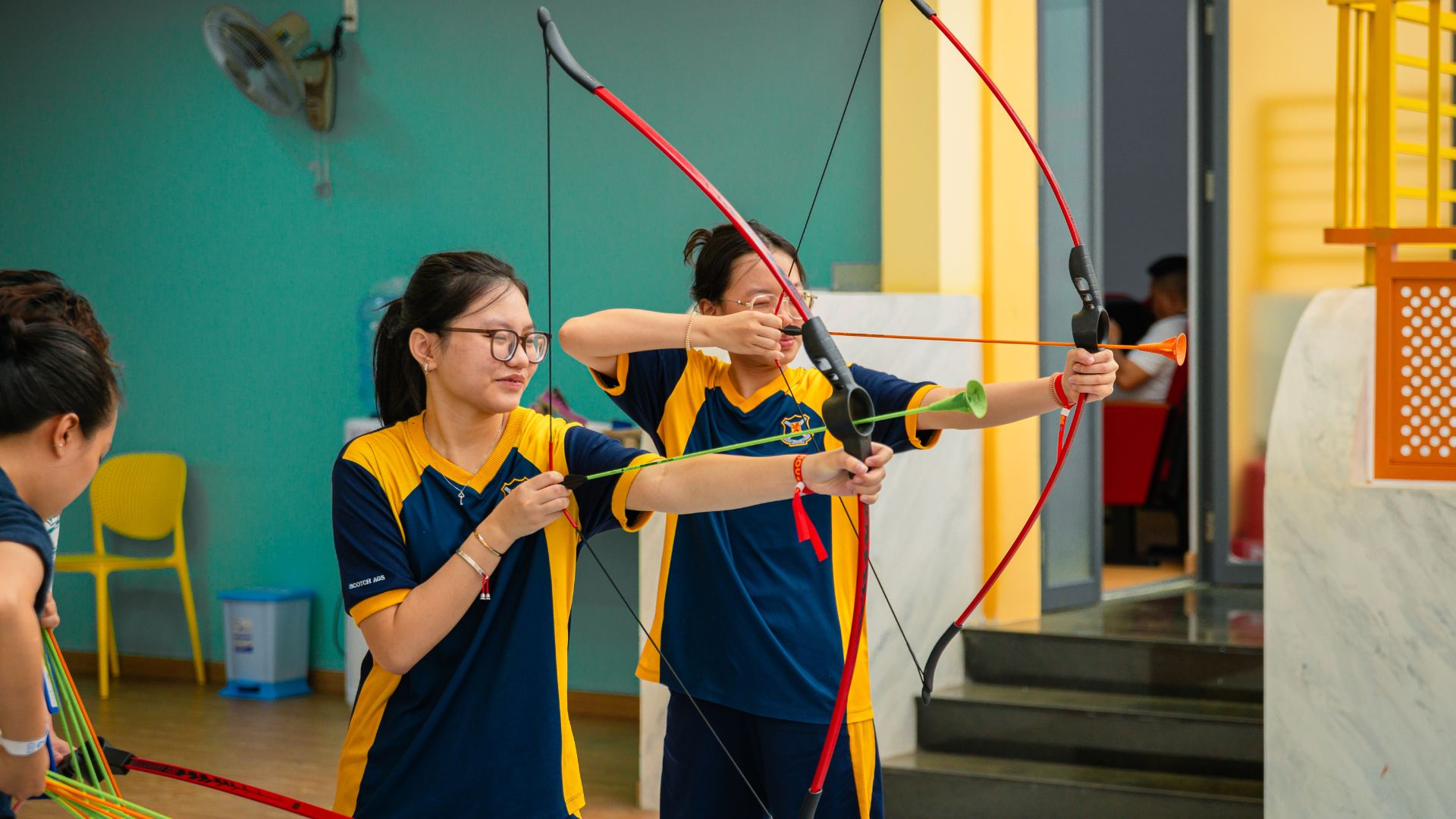 Học sinh tham gia hoạt động bắn cung trong ngày hội thể thao Sport Day. 