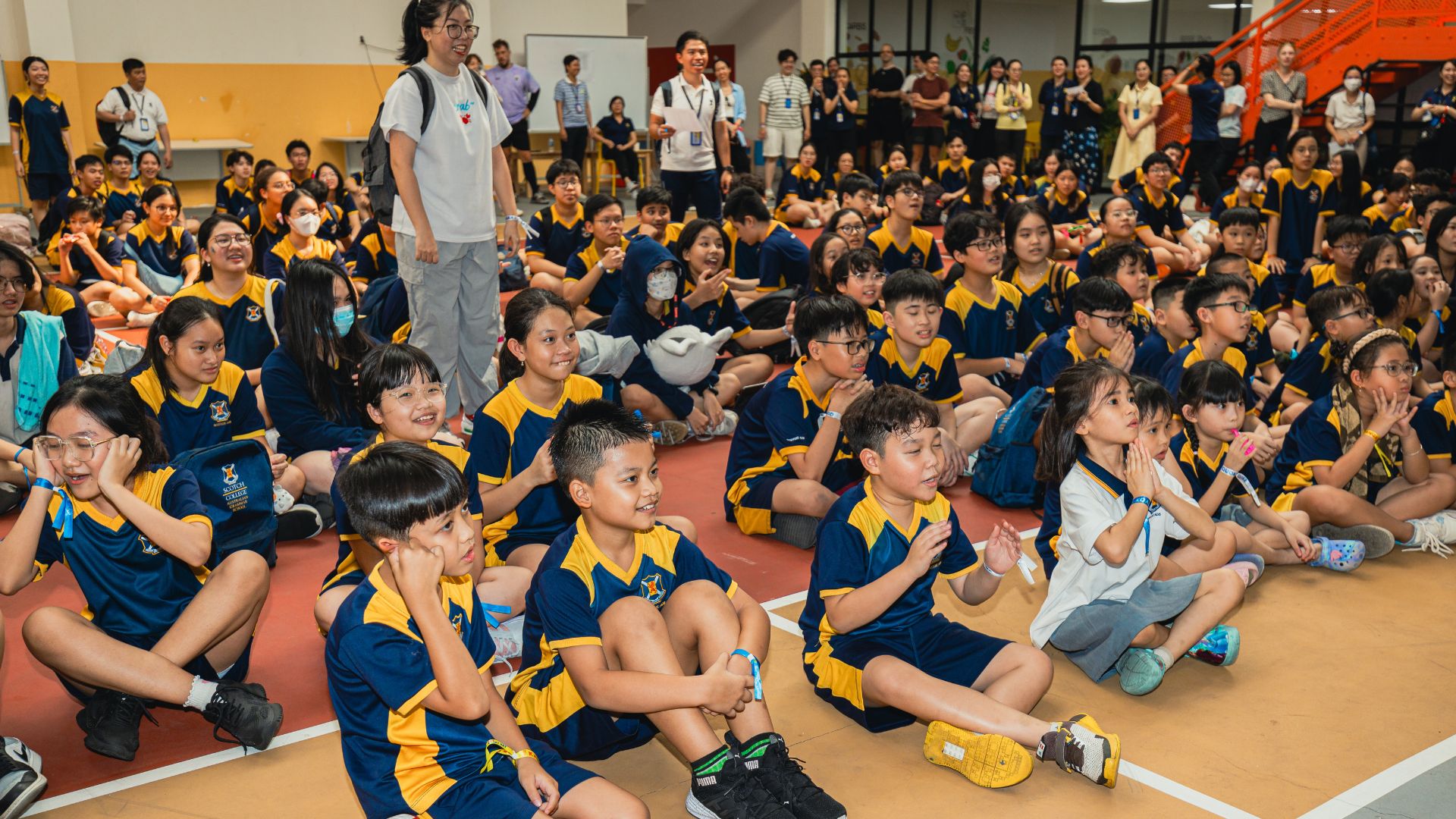 Thầy cô và học sinh tập hợp tại khu vực sân bóng rổ tham gia Ngày hội thể thao 2024. 