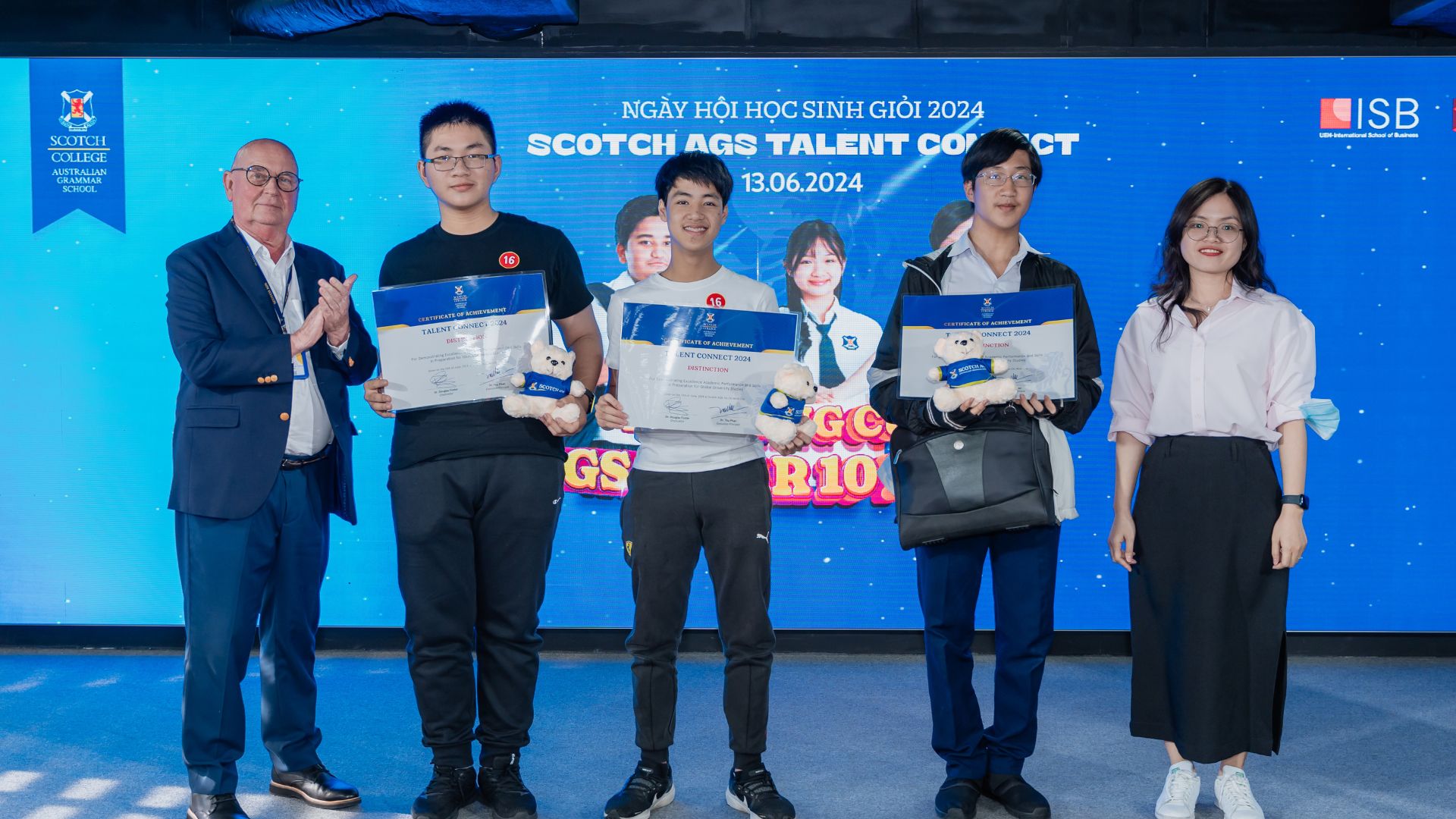 Học sinh nhận giải thưởng Á quân 3 tại Talent Connect 2024. 