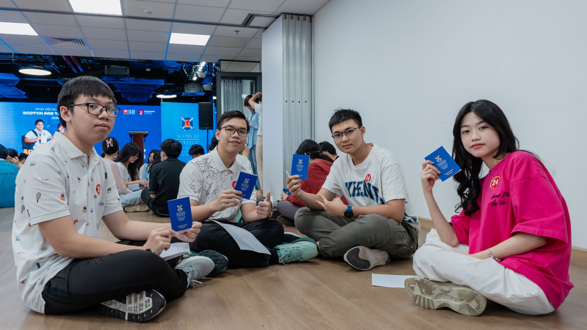 Học sinh chụp hình cùng nhau tại Talent Connect 2024. 