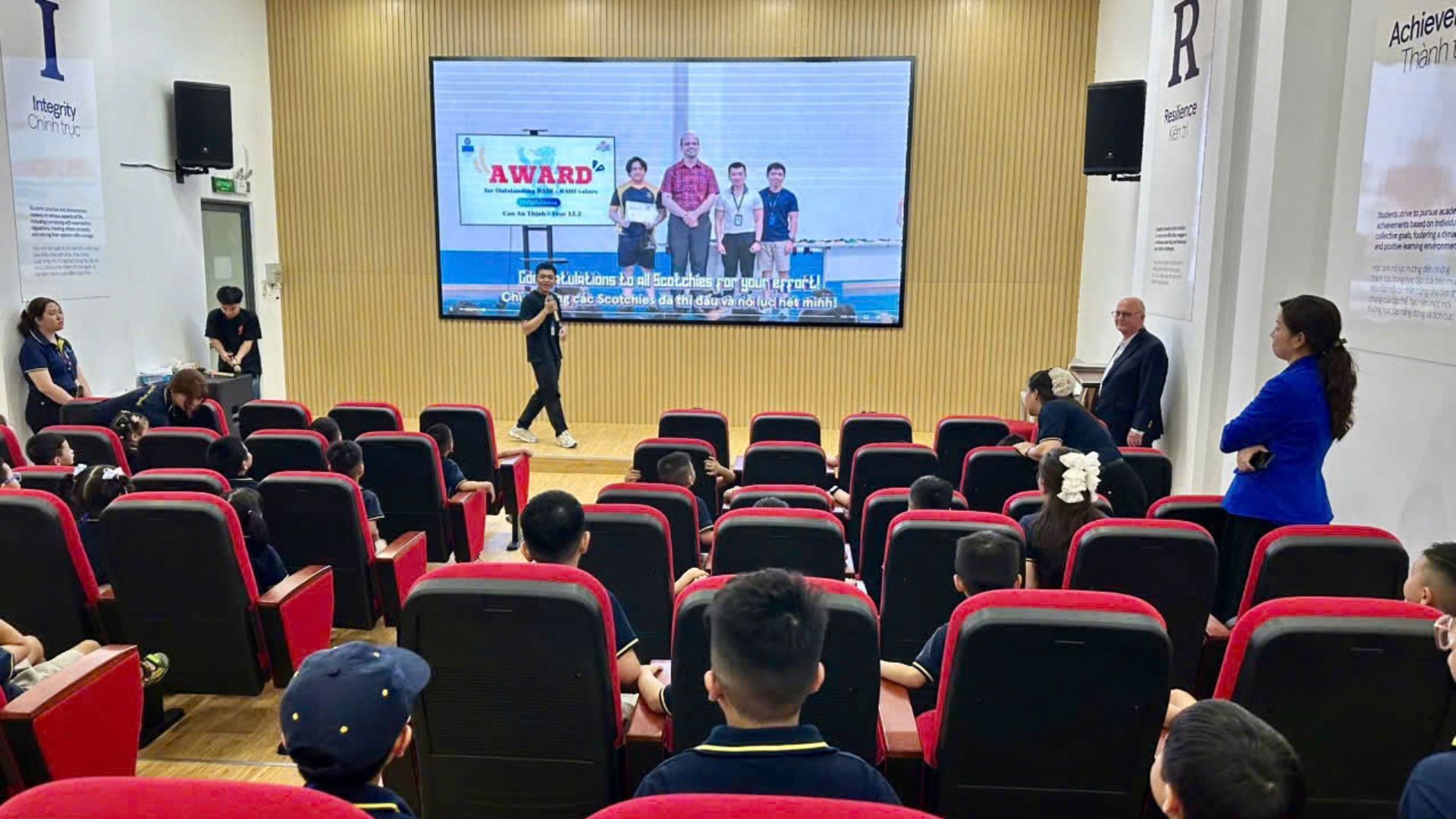 Học sinh xem trình chiếu các sự kiện nổi bật diễn ra tại Trường Nam Úc Scotch AGS - School tour 2025. 