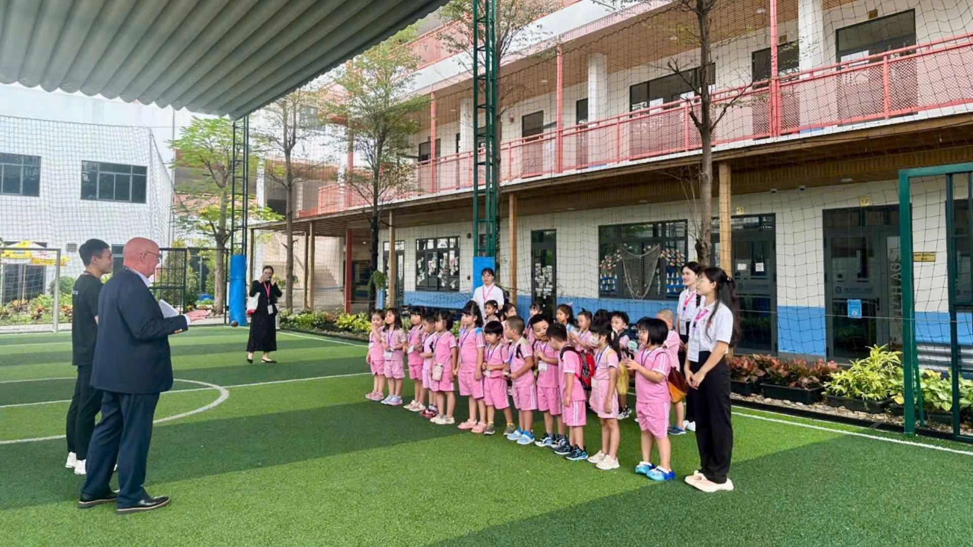 Thầy Hiệu phó Nam Úc chào mừng các em học sinh đến trường. 