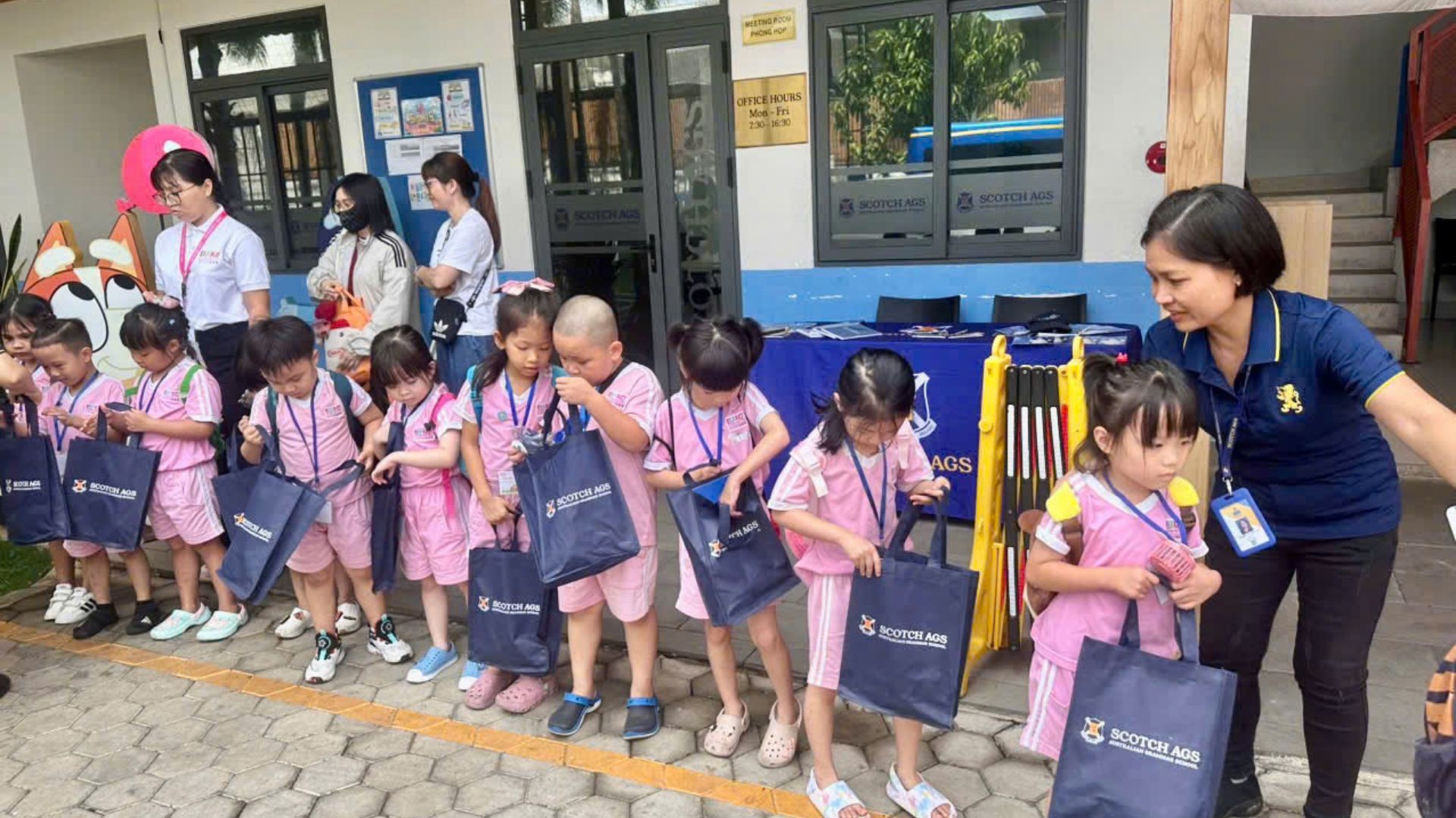 Học sinh nhận quà lưu niệm từ trường. 