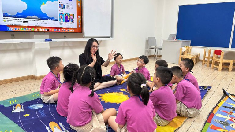 Học sinh tham gia lớp học và lắng nghe bài giảng của giáo viên Trường Nam Úc Scotch AGS.