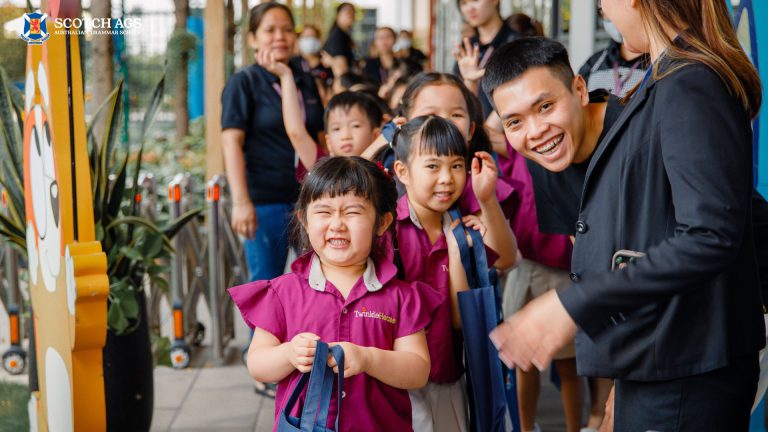 school-tour-hoa-binh-hoc-sinh-nhan-qua