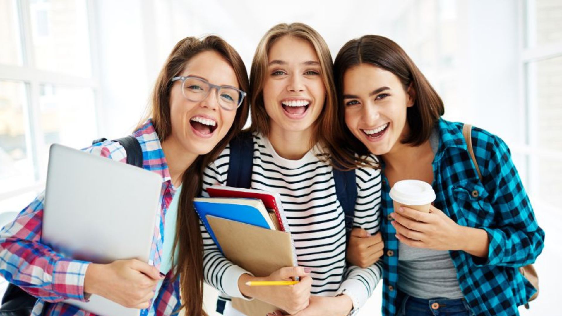 sinh viên tìm hiểu nhiều loại chứng chỉ tiếng Anh. 