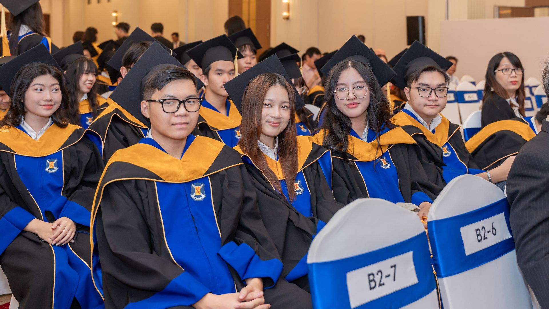 Học sinh chụp hình tại Lễ Tốt nghiệp SACE Graduation.