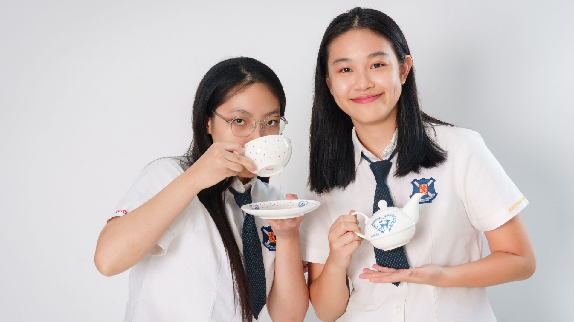 Học sinh chụp hình lưu niệm.