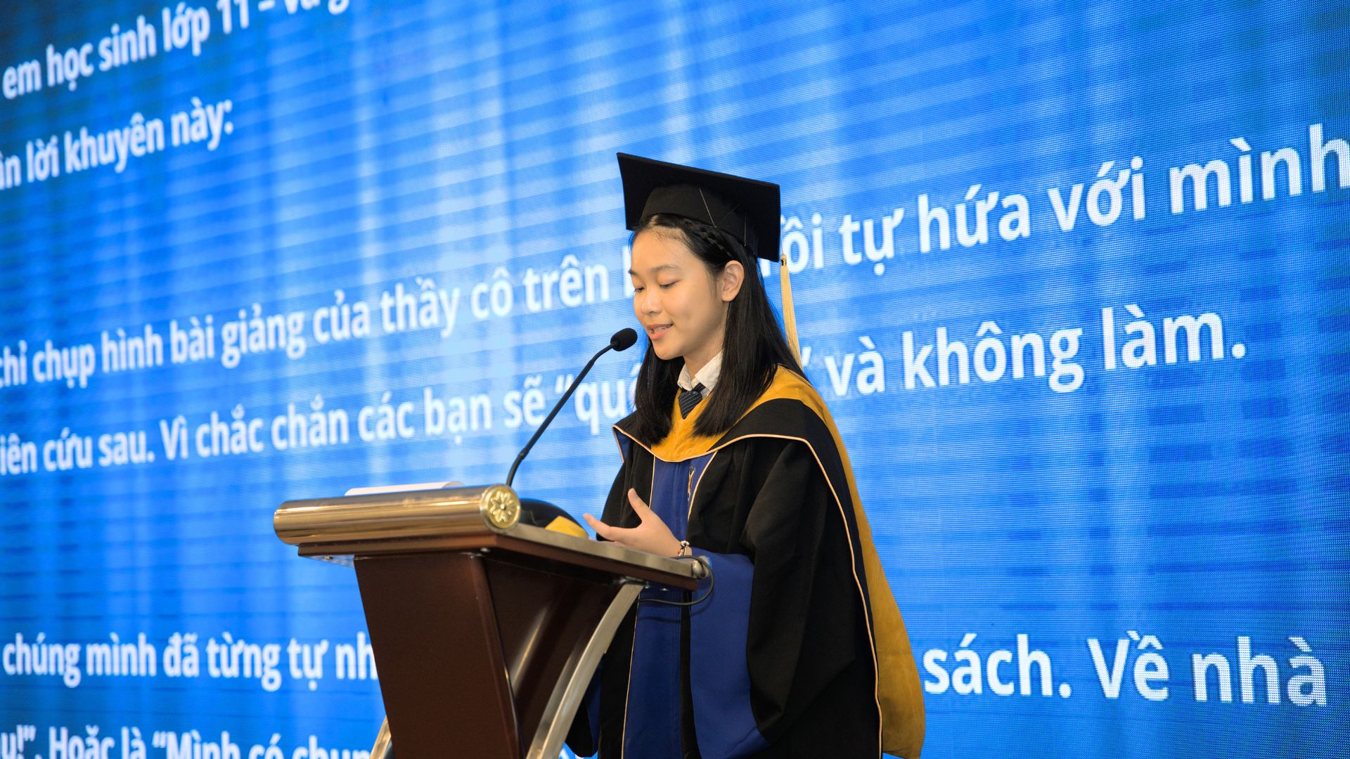 Thủy Tiên phát biểu tại lễ tốt nghiệp với cương vị Tân Thủ khoa. 
