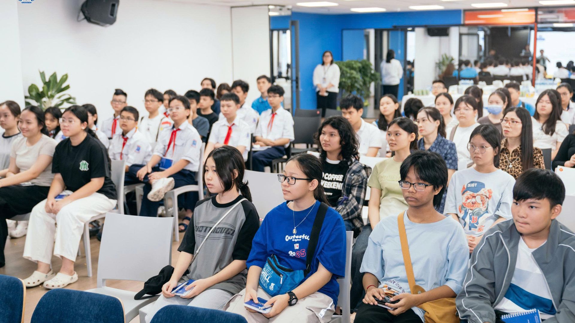 Học sinh và phụ huynh tham gia hội thảo