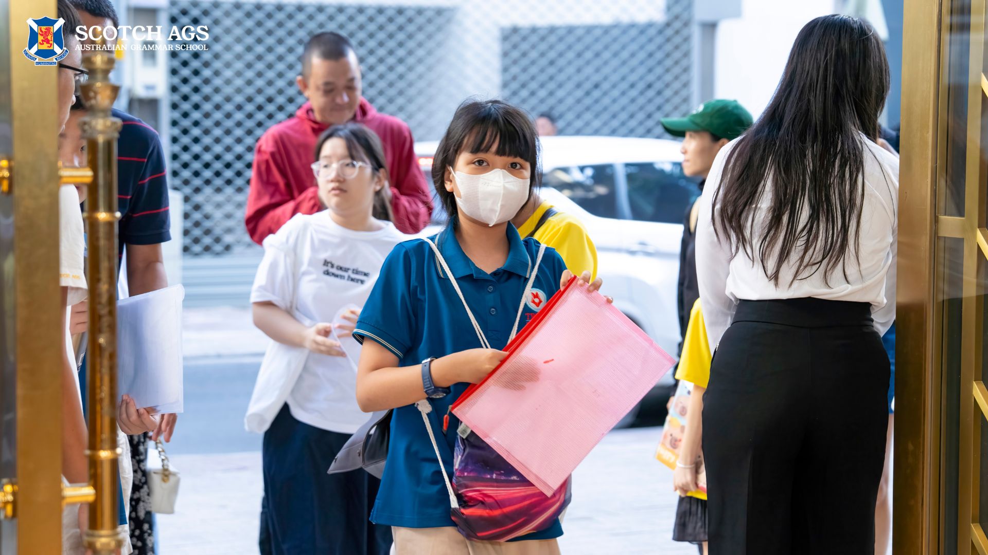 Học sinh các trường đến tham dự AMC. 