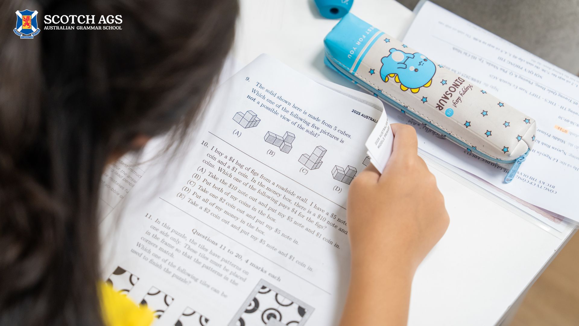 Học sinh làm bài thi AMC bằng tiếng Anh. 