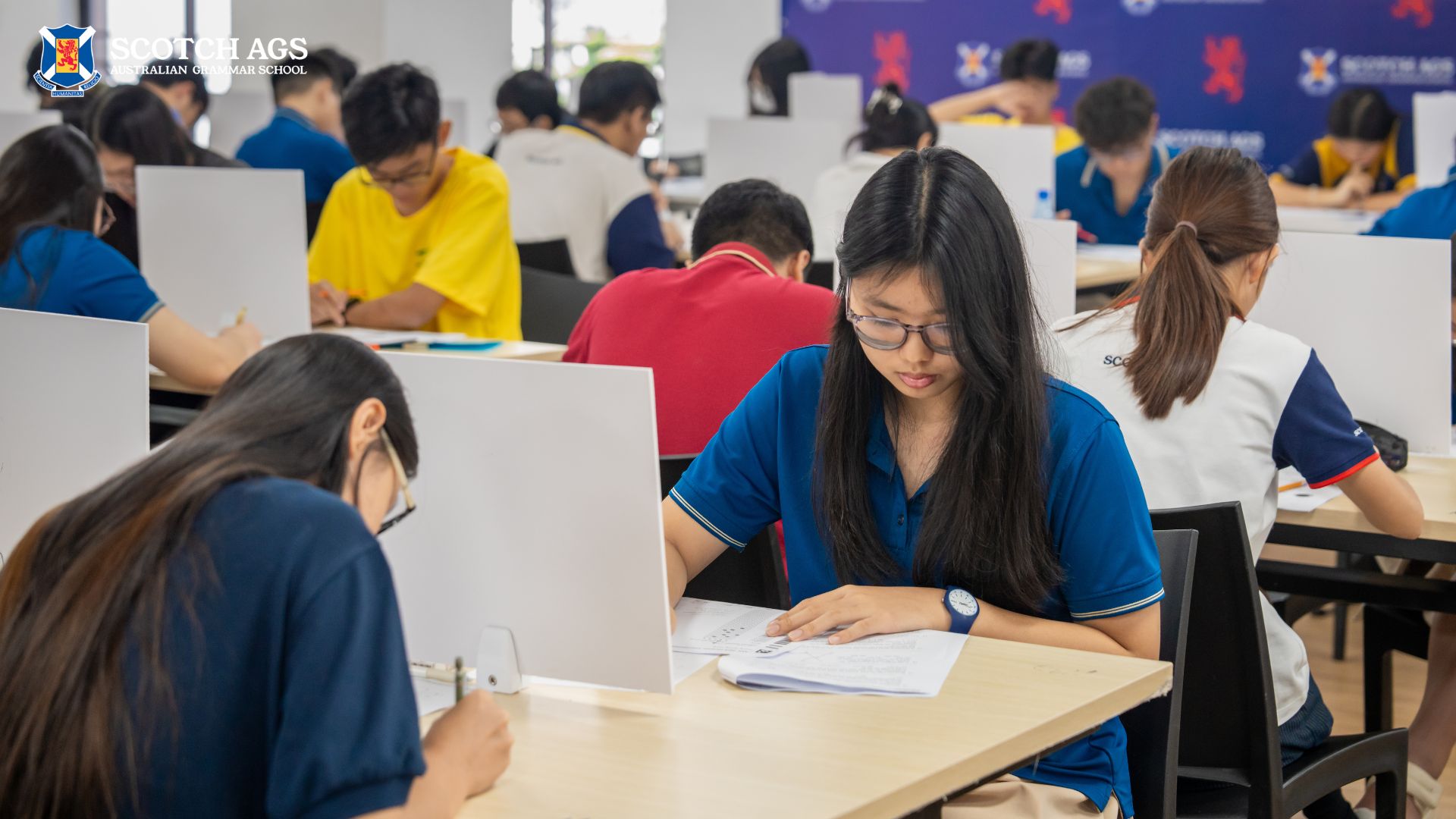 Học sinh khối trung học phổ thông làm bài thi AMC. 