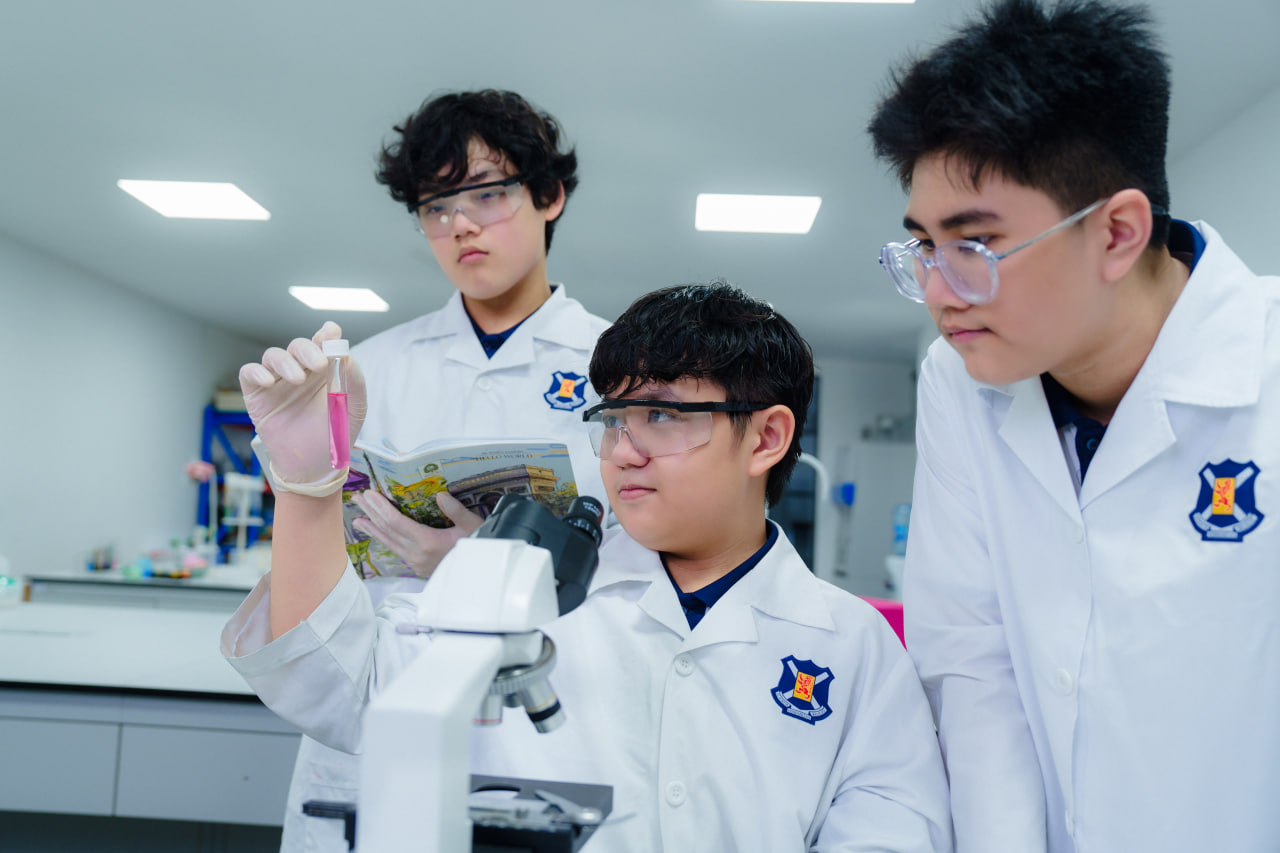 Công dân toàn cầu và sự vững vàng về nền tảng kiến thức chuyên môn.