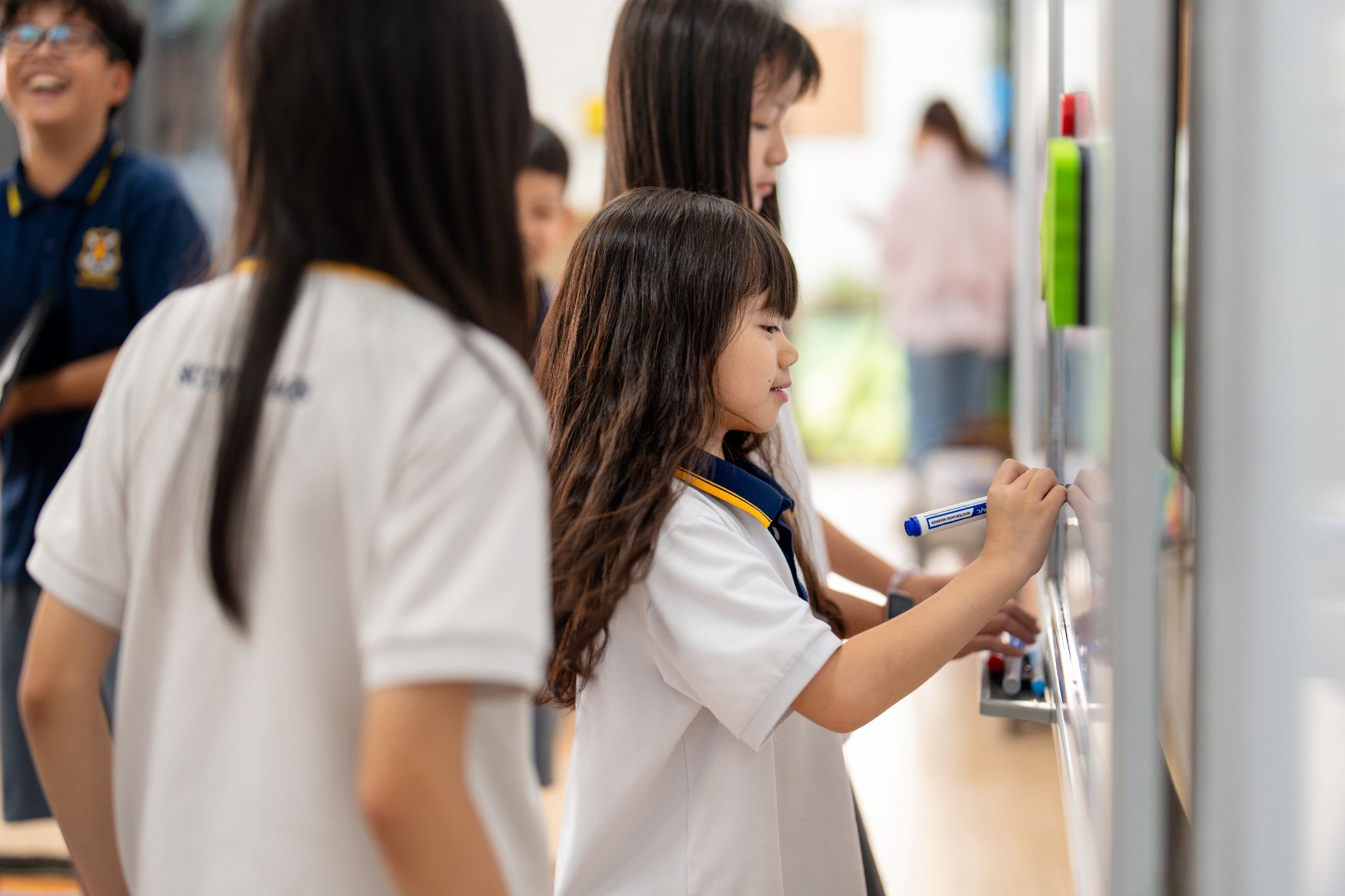 Làm việc nhóm đặt học sinh vào những tình huống mà việc học cá nhân khó tạo ra: phải trình bày để người khác hiểu, tiếp nhận ý kiến trái chiều, thuyết phục bằng lý lẽ và điều chỉnh khi kế hoạch gặp trở ngại