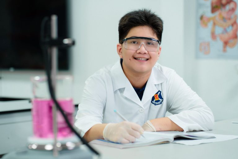 Con học giỏi đều nhưng không nổi trội môn nào