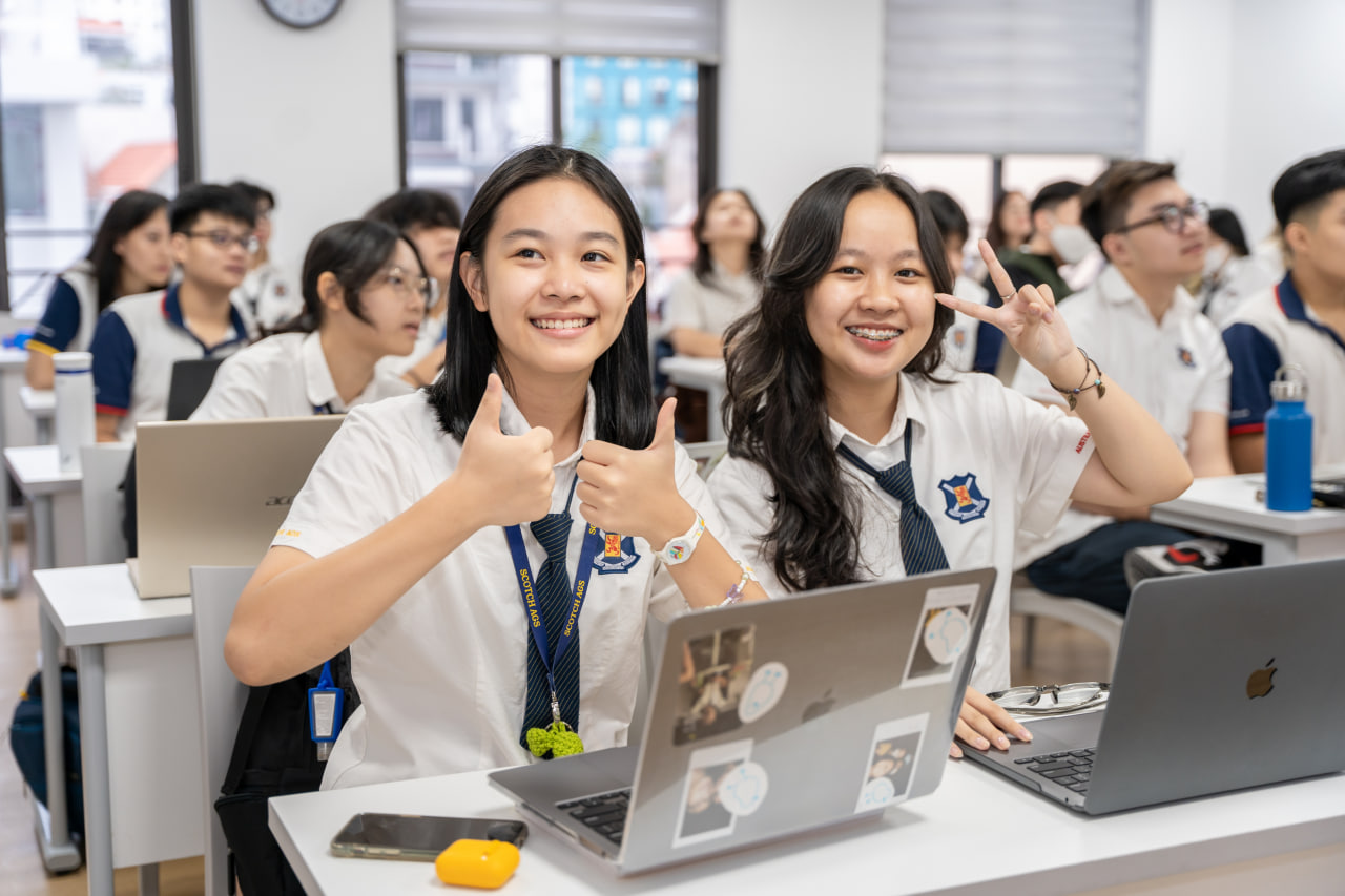 Lớp 10 phù hợp hơn với học sinh biết mình mạnh ở nhóm môn học nào; có khả năng thích nghi nhanh với yêu cầu mới, và đã có định hướng ban đầu về đại học hoặc nhóm ngành