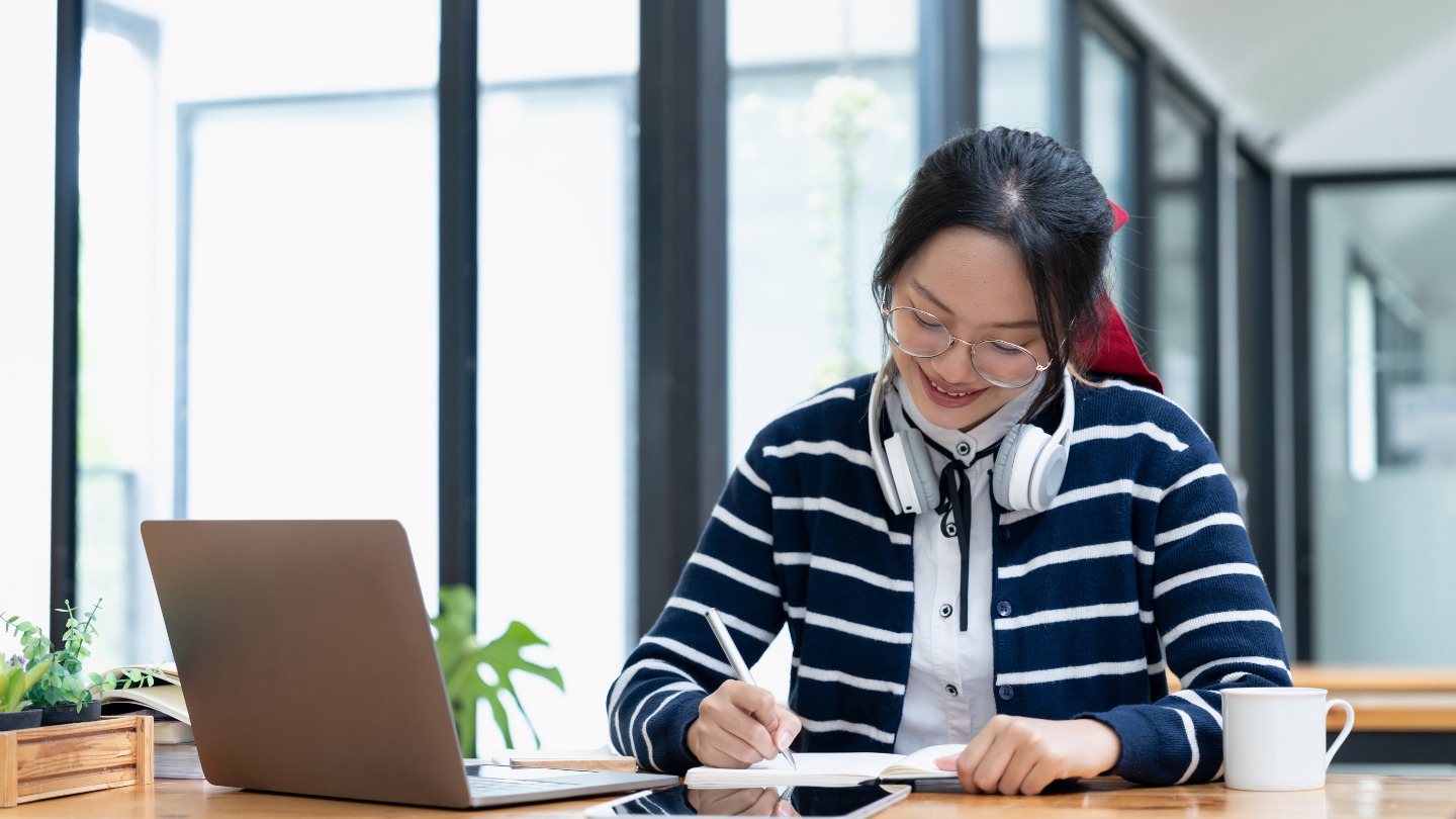 Tự học (Self-directed learning): Người học chủ động định hướng toàn bộ hành trình: mục tiêu, nguồn lực, cách thực hiện và kết quả