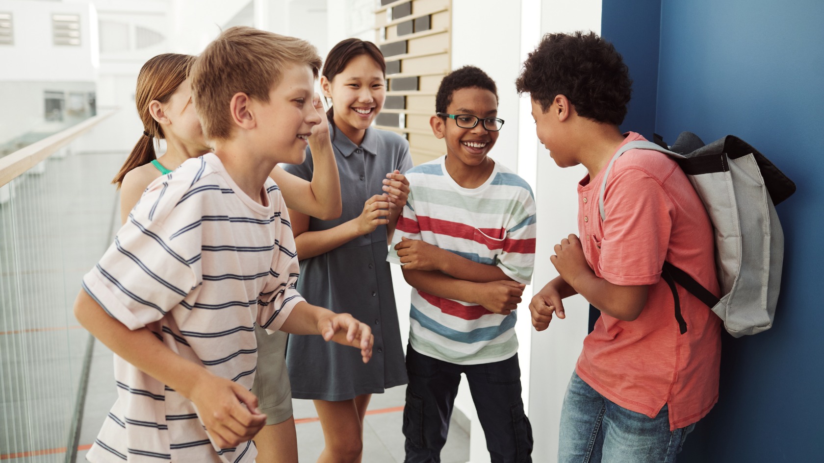 Áp lực đồng trang lứa (peer pressure) là ảnh hưởng của một nhóm bạn lên từng thành viên, khiến cá nhân có xu hướng điều chỉnh hành vi để phù hợp với chuẩn mực hoặc kỳ vọng của nhóm