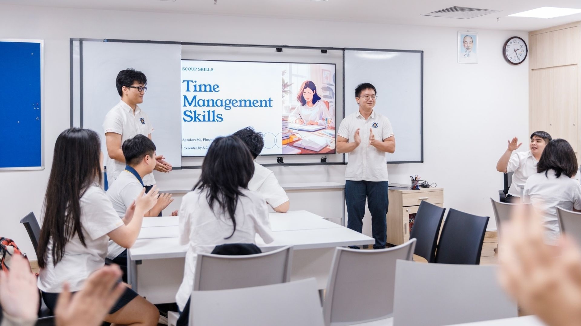 Chương trình giáo dục Úc không chỉ truyền đạt kiến thức môn học, mà còn xây dựng dần một hệ năng lực: cách đặt câu hỏi nghiên cứu, cách trình bày quan điểm có dẫn chứng, cách tự quản lý việc học qua các bài đánh giá trải dài trong năm học