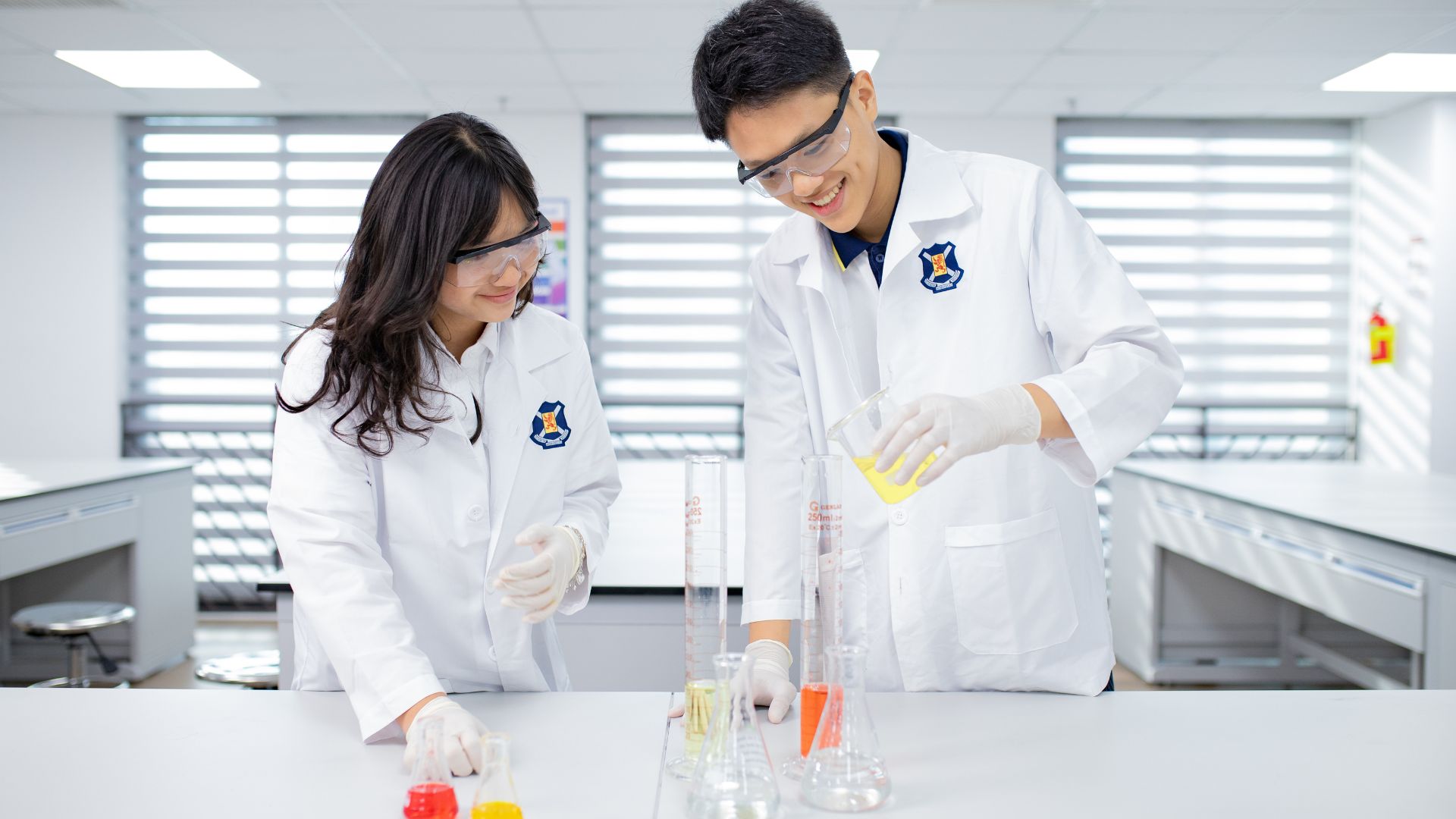 Học sinh AGS Talent (THPT) đang trong giờ thực hành thí nghiệm hoá - sinh, một trong những môn thực hành theo định hướng nghề đã chọn trong lộ trình học thuật SACE