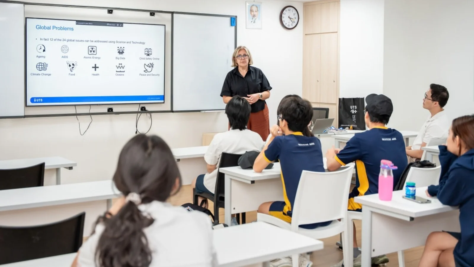 Buổi demo class của Đại học Công nghệ Sydney (UTS) cho học sinh Nam Úc Scotch AGS về ngành kỹ thuật, công nghệ