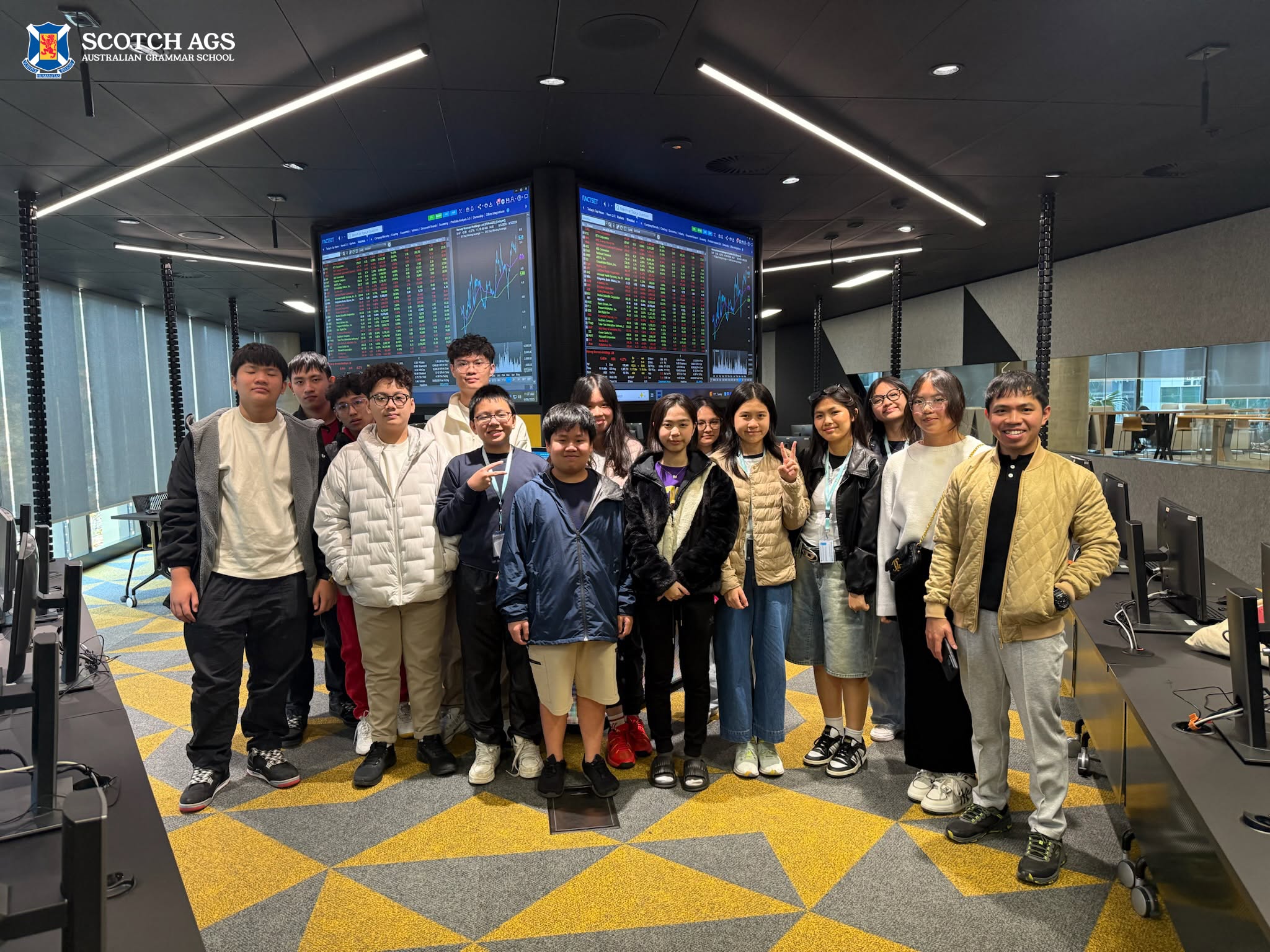 Chuyến đi thực tế (field trip) tham quan công ty kiểm toán quốc tế của các bạn học sinh Phổ Thông