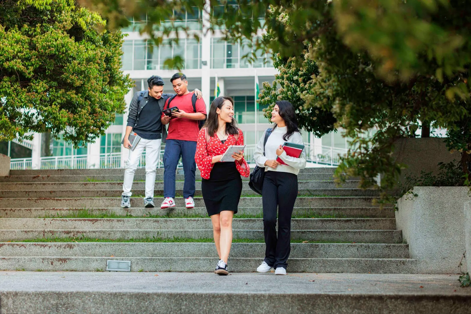 Nhóm sinh viên quốc tế cùng đi trên khuôn viên trường đại học, thích nghi môi trường đa văn hóa