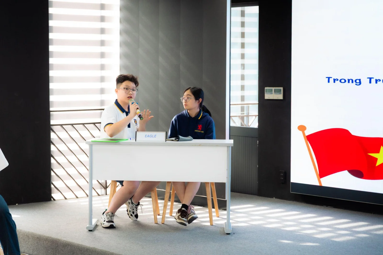 Hai học sinh trình bày và tranh biện trước lớp, rèn tư duy phản biện