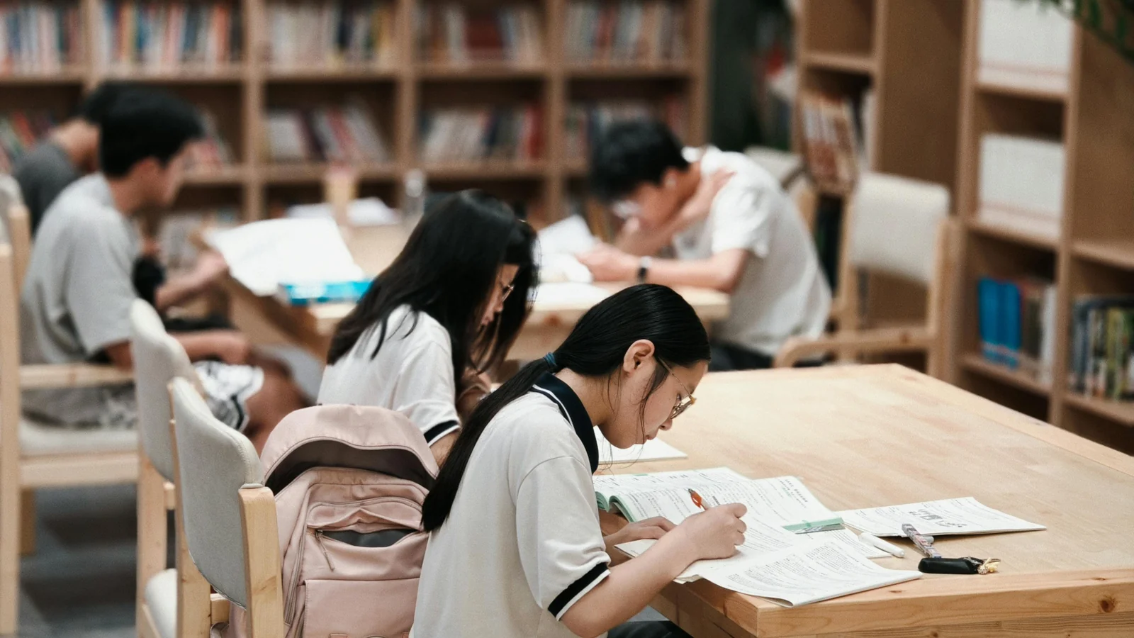 Học sinh tự học và đọc tài liệu trong thư viện, kỹ năng cần có khi vào đại học quốc tế