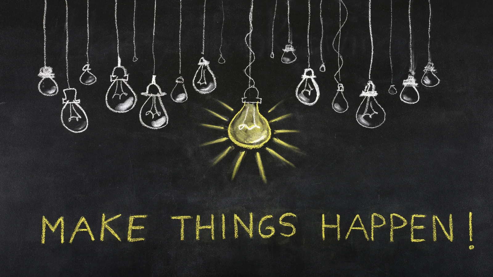 Những bóng đèn vẽ phấn trên bảng đen và dòng chữ Make things happen, tượng trưng cho ý tưởng sáng tạo