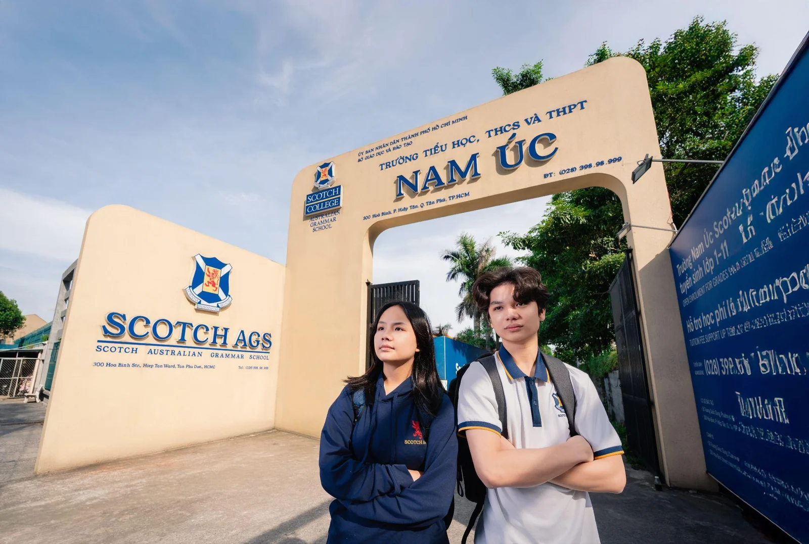Hai học sinh đứng trước cổng trường Nam Úc Scotch AGS